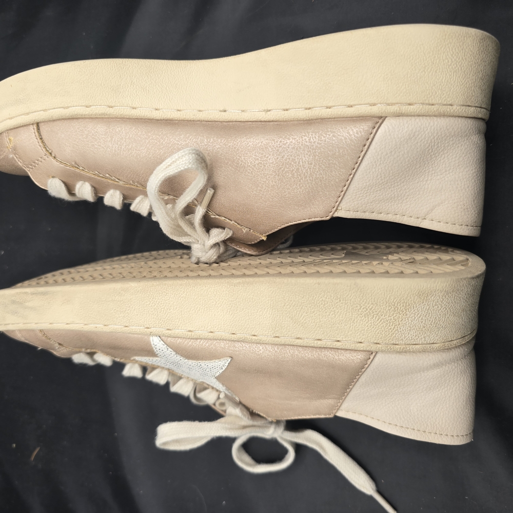 Cream Minimalist Sneakers‎ with Sleek Silhouette